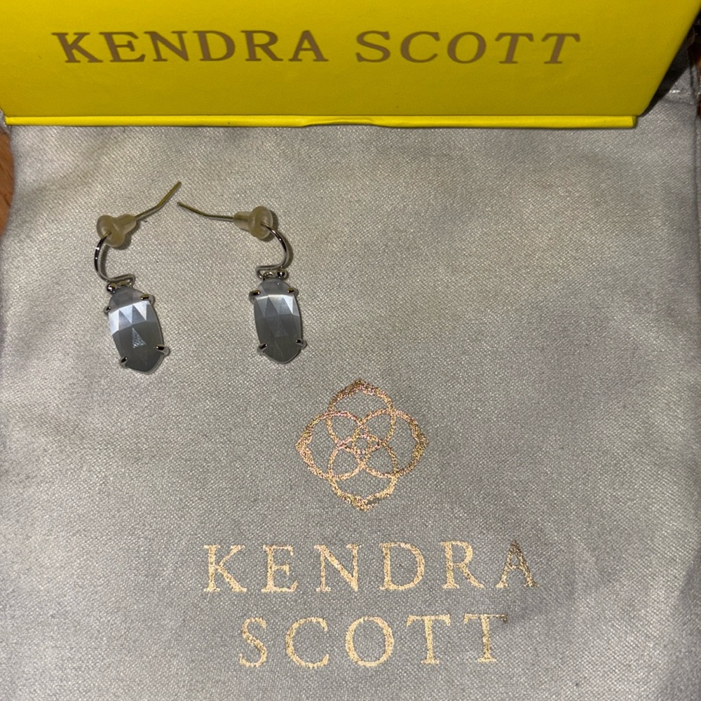 Kendra Scott Lemme Earrings- silver with silver/gray stone